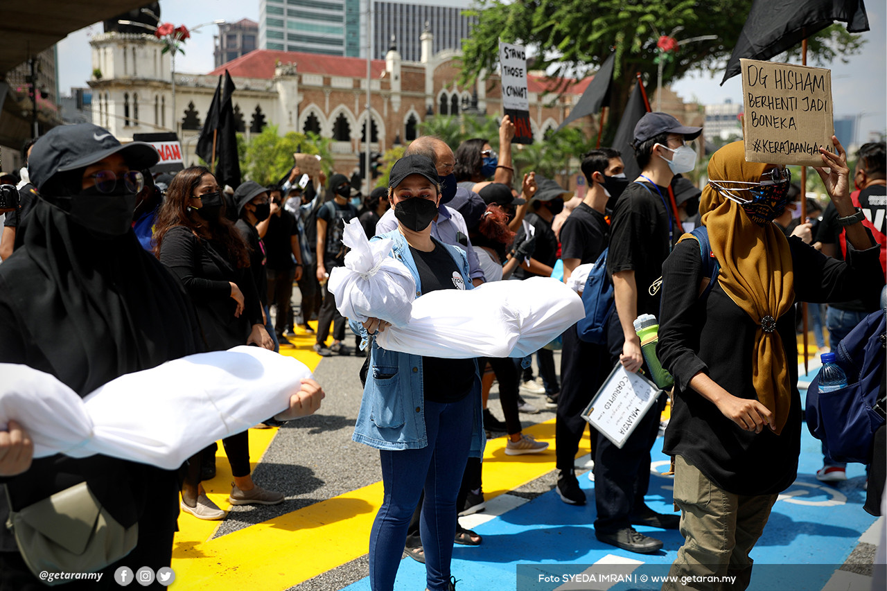 Peserta turut membawa `bungkusan' mayat sebagai simbolik nyawa yang terkorban akibat COVID-19. - Gambar Syeda Imran