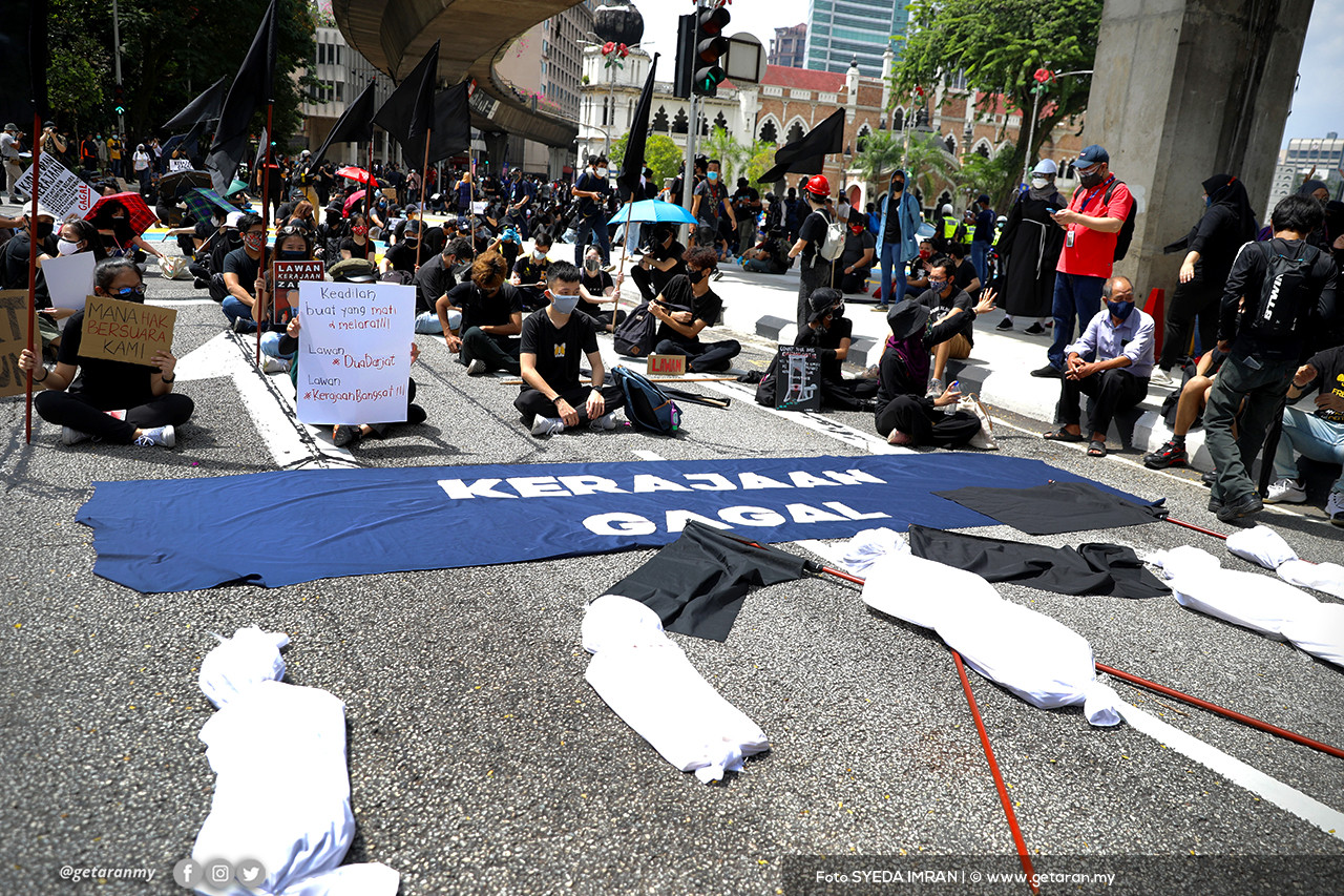 Peserta duduk di tengah jalan selepas dihalang memasuki Dataran Merdeka. - Gambar Syeda Imran