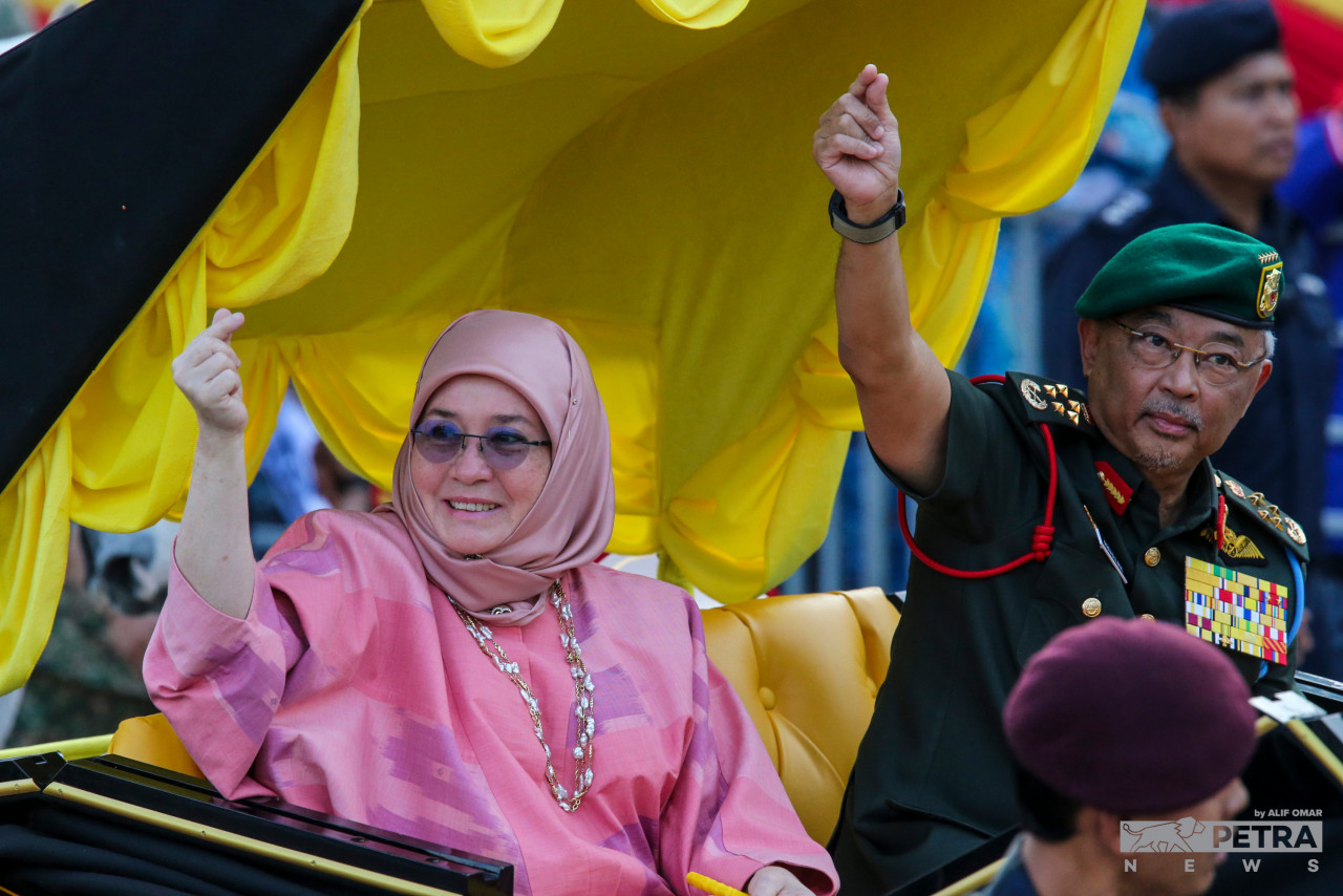 Yang di-Pertuan Agong Al-Sultan Abdullah Ri’ayatuddin Al-Mustafa Billah Shah dan Raja Permaisuri Agong Tunku Hajah Azizah Aminah Maimunah Iskandariah, menaiki Kereta Kuda Diraja, satu penampilan unik berbeza daripada kelaziman tahun-tahun sebelum ini. 