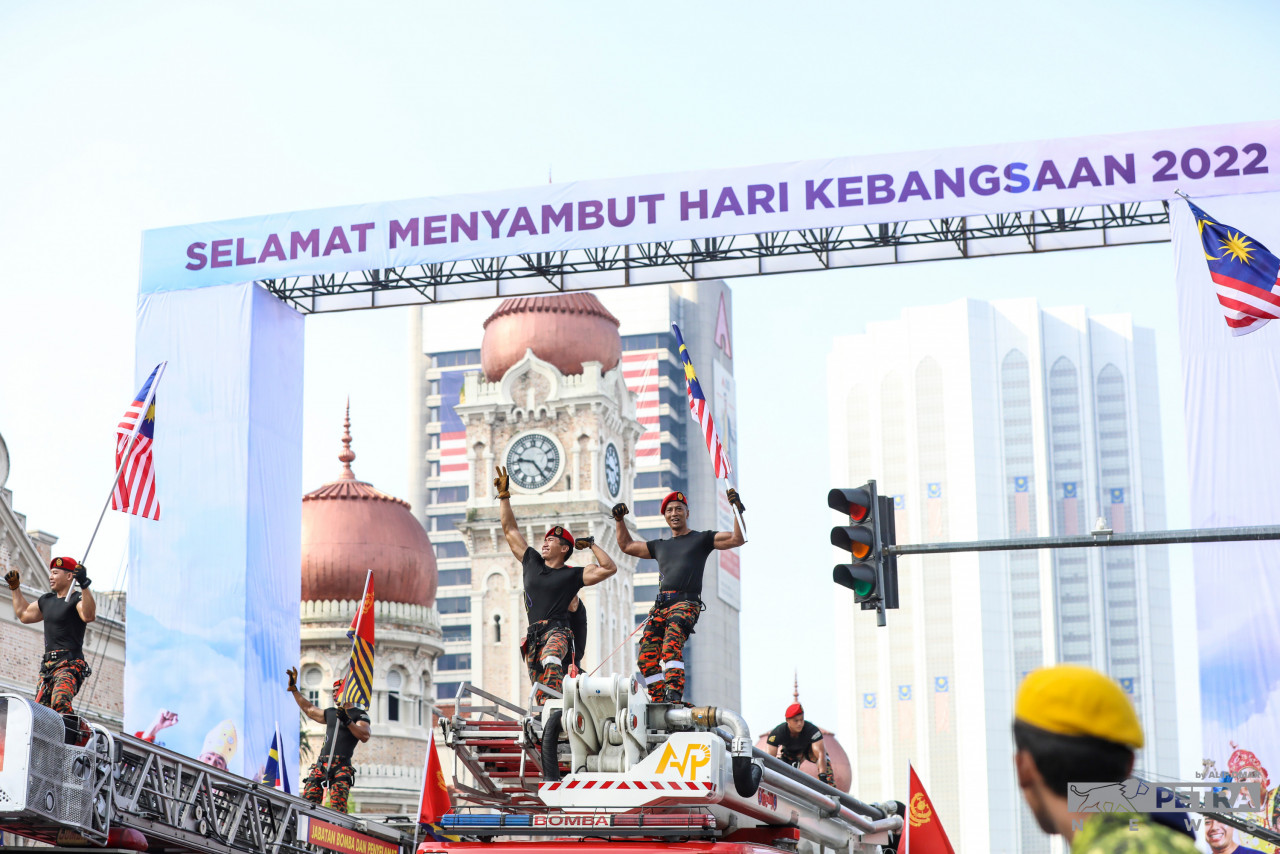 Jabatan Bomba dan Penyelamat turut terlibat dalam perbarisan ini.