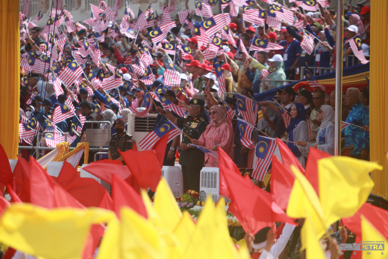 Yang di-Pertuan Agong Al-Sultan Abdullah Ri’ayatuddin Al-Mustafa Billah Shah dan Raja Permaisuri Agong Tunku Hajah Azizah Aminah Maimunah Iskandariah mengibarkan Jalur Gemilang.