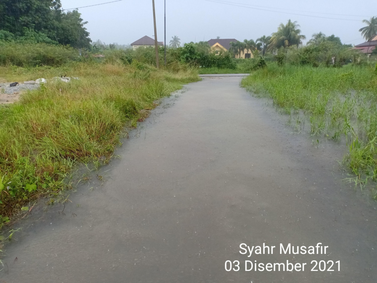 Keadaan jalan yang dilanda banjir.