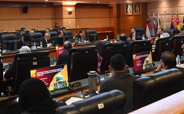 Anwar (tengah) pada sesi amanat dan perutusan Perdana Menteri bersama ketua-ketua setiausaha dan ketua perkhidmatan di Unit Penyelarasan Pelaksanaan Jabatan Perdana Menteri di Putrajaya, semalam.