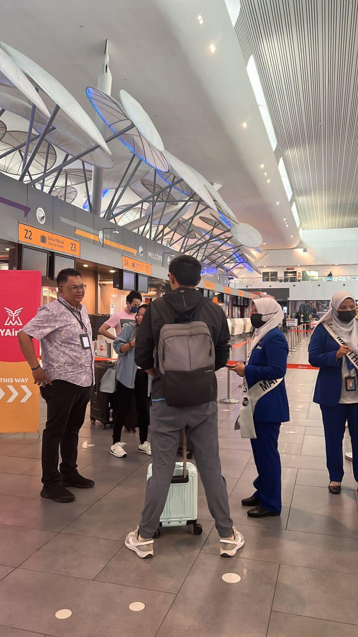 Penumpang MYAirline yang terjejas susulan pengumuman penggantungan operasi syarikat penerbangan itu dibantu kakitangan Malaysia Airports. - gambar Malaysia Airports