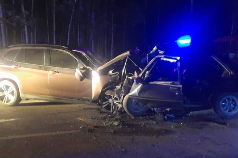 Keadaan kenderaan yang terlibat dalam kemalangan di Kilometer 98.5 Jalan Kuantan-Segamat, dekat Muadzam Shah, awal pagi tadi.