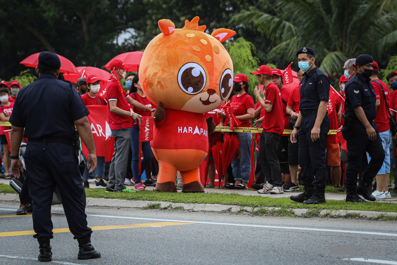 Maskot Pakatan Harapan turut mewarnai suasana proses penamaan calon di Pusat Penamaan Calon untuk Parlimen Bentong. - Gambar oleh Syeda Imran