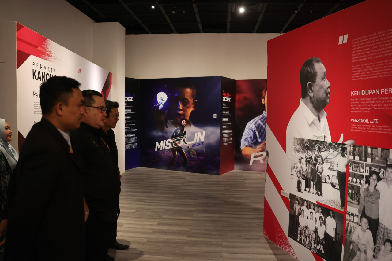 Pameran itu juga menyingkap profil lagenda badminton negara termasuk bapa mereka, Datuk Mohd Sidek Abdullah Kamar, yang juga jurulatih mereka. - gambar PADAT