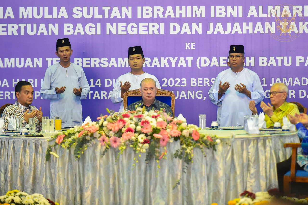 Sultan Johor Sultan Ibrahim Almarhum Sultan Iskandar berkenan berangkat ke Majlis Jamuan Teh Bersama Rakyat di Kluang. - gambar Royal Press Office