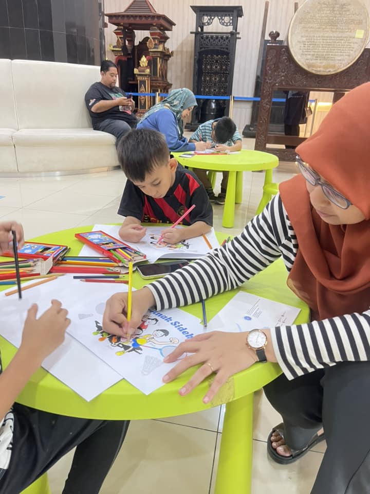 Pengunjung cilik juga boleh menyertai pelbagai aktiviti termasuk mewarna. - gambar PADAT