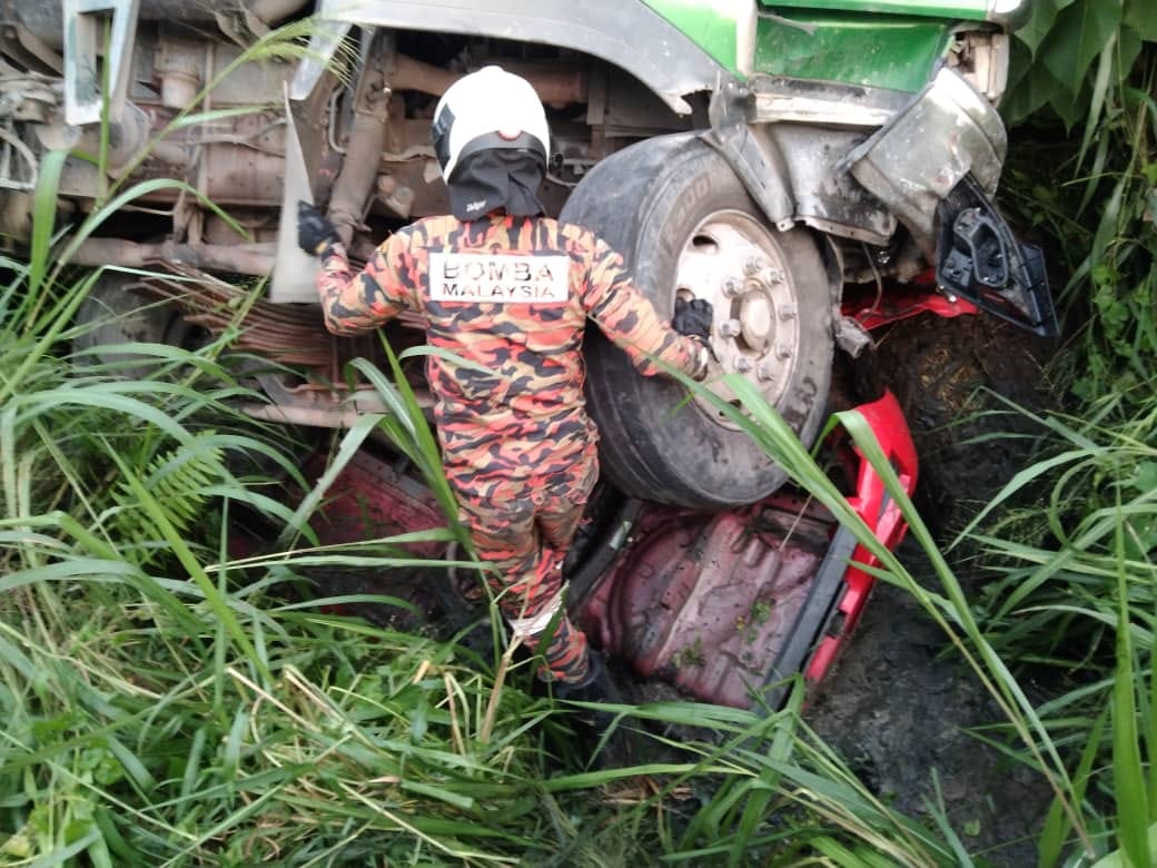Kenderaan mangsa yang dihempap lori yang terbabas dan hilang kawalan berkenaan. - gambar JBPM Selangor