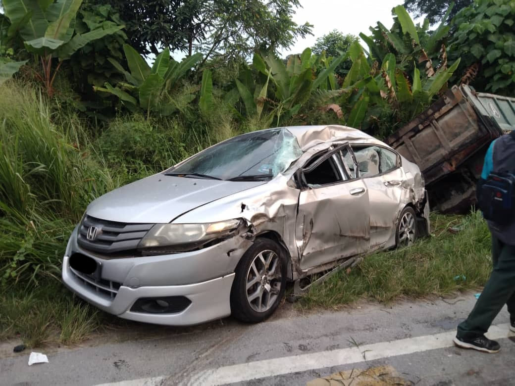 Satu daripada kereta yang dirempuh lori berkenaan dalam kemalangan di Kilometer 5.5 Jalan Banting-Dengkil, pagi tadi. - gambar JBPM Selangor