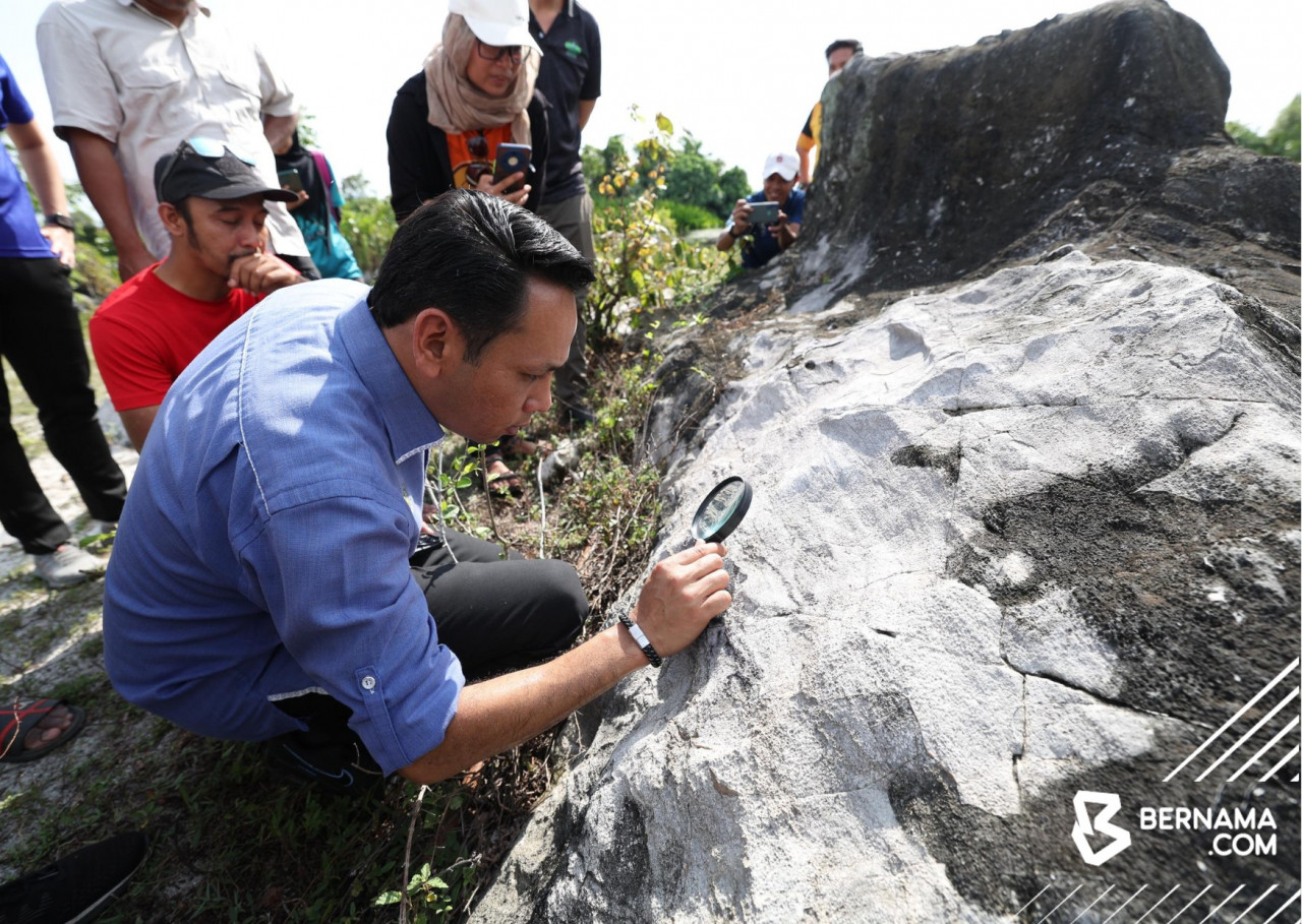 Pengerusi Jawatankuasa Komunikasi, Multimedia dan NGO negeri Mohd Azlan Helmi Helmi yang turut menyaksikan penemuan fosil karang berkenaan. - gambar BERNAMA