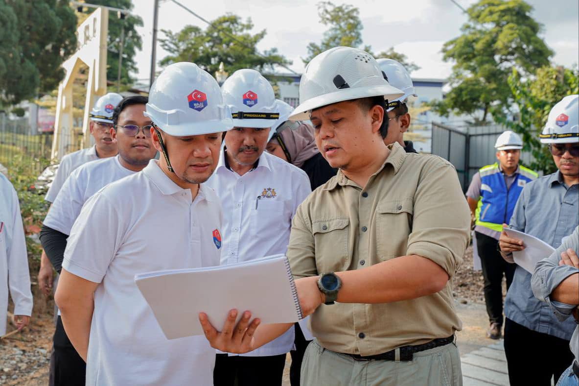 Menteri Besar Datuk Onn Hafiz Ghazi ketika meninjau progres kerja menaik taraf Zoo Johor. - gambar Facebook Onn Hafiz Ghazi