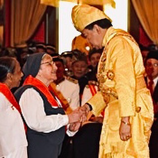 Sultan Sharafuddin Idris Shah ketika menyampaikan Darjah Kebesaran Dato' Sultan Sharafuddin Idris Shah (D.S.I.S.) pada 2007. - FB Selangor Royal Office
