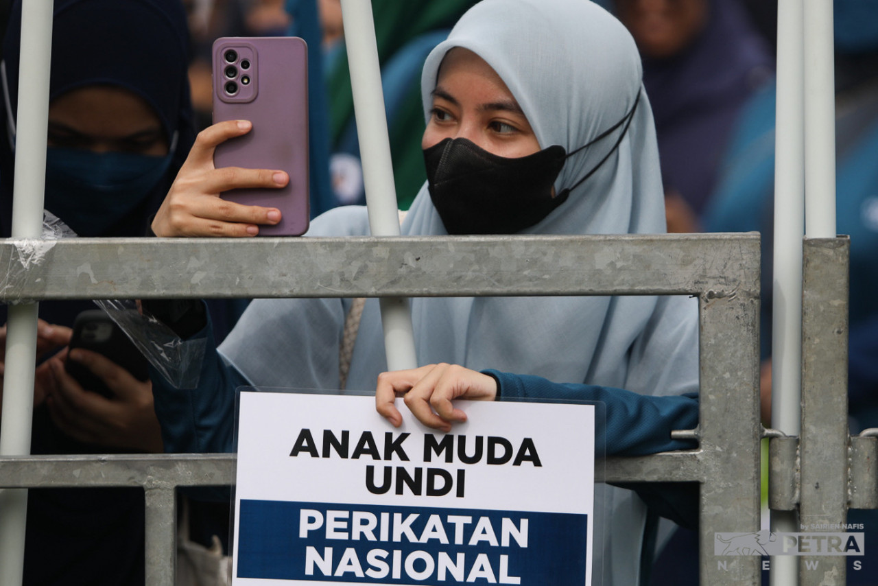 Salah seorang penyokong parti Perikatan Nasional yang hadir pada proses penamaan calon di Pusat Penamaan Calon bagi Parlimen Gombak. - Gambar oleh Sairien Nafis