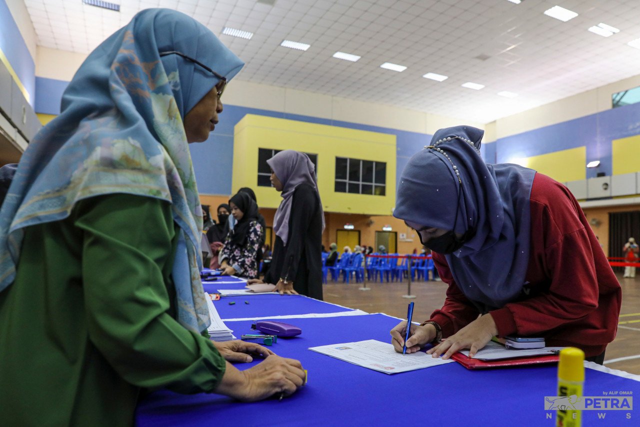Seorang pelajar baharu mengisi borak kemasukan kolej