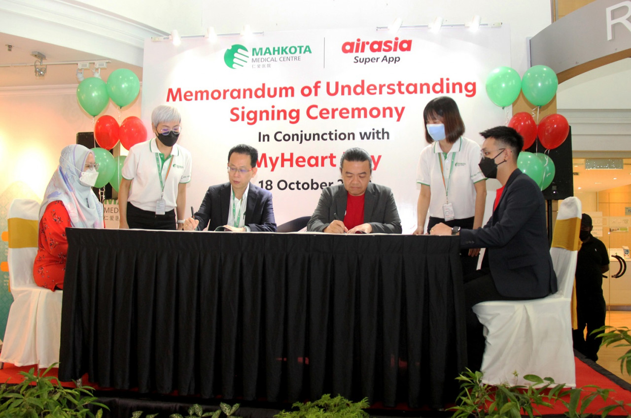 Stanley Lam (tiga dari kiri) dan Lim Chiew Shan (tiga dari kanan) menandatangi MoU antara MMC dan AAR, baru-baru ini.