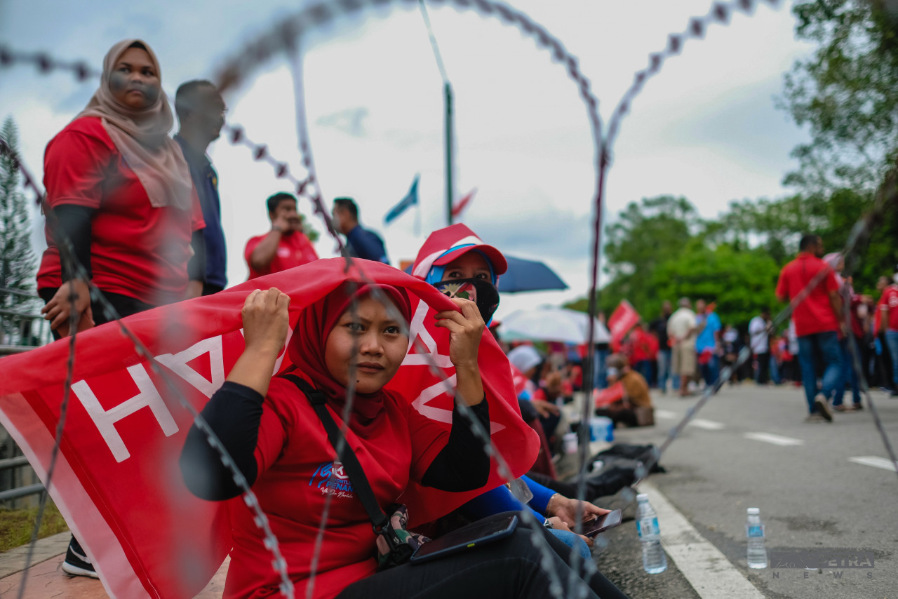 Gelagat sebahagian penyokong Pakatan Harapan di Pusat Penamaan Calon untuk Parlimen Permatang Pauh. - Gambar oleh Abdul Razak Latif
