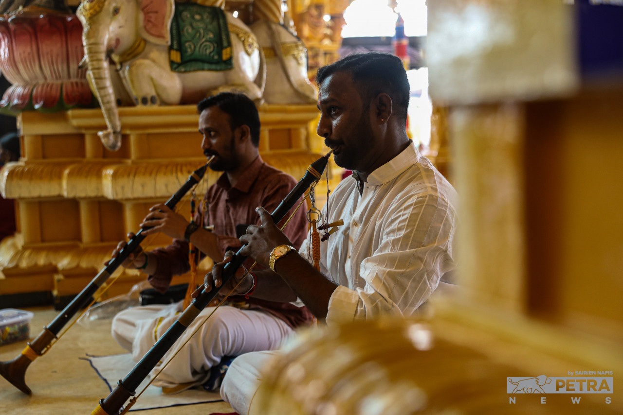 Suasana di kuil Sri Maha Mariamman, di Shah Alam, pagi tadi.