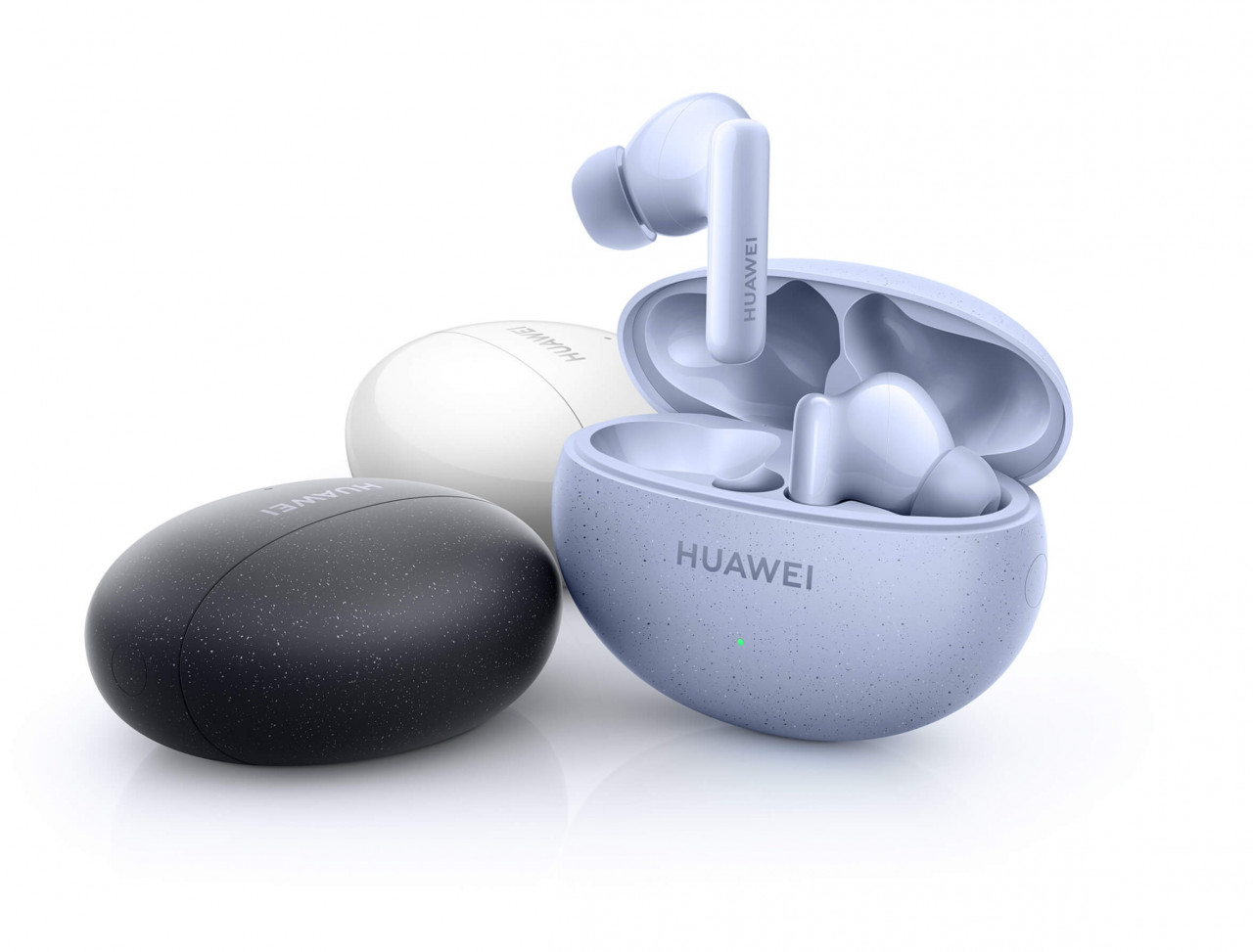 Reka bentuk bekas pengecasan Huawei FreeBuds 5i pula menampilkan bentuk batu kerikil ringkas bersama permukaan bertekstur melalui teknik salutan dakwat
