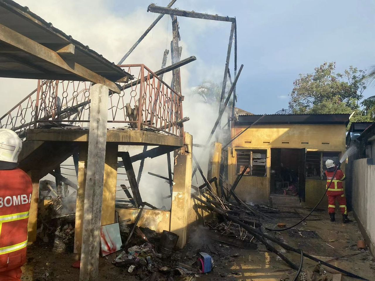 Bomba masih menyiasat punca kejadian dalam kebakaran di Taman Sri Taman 2 ini.
