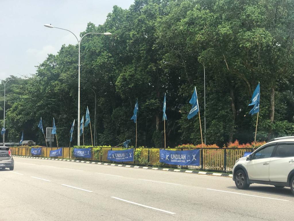 Bahan kempen yang masih belum dibersihkan ini mengundang kerisauan penduduk kerana sejumlah besar bahan tersebut sudah tercabut atau patah lalu bersepah di tengah jalan. 