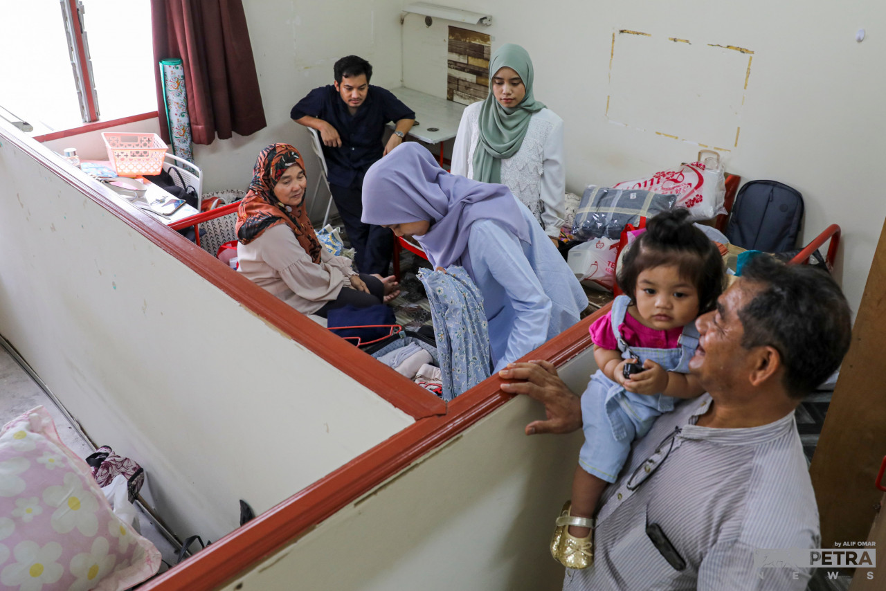 Pelajar dibantu ahli keluarga ketika memasuki Kolej Serumpun, UPM