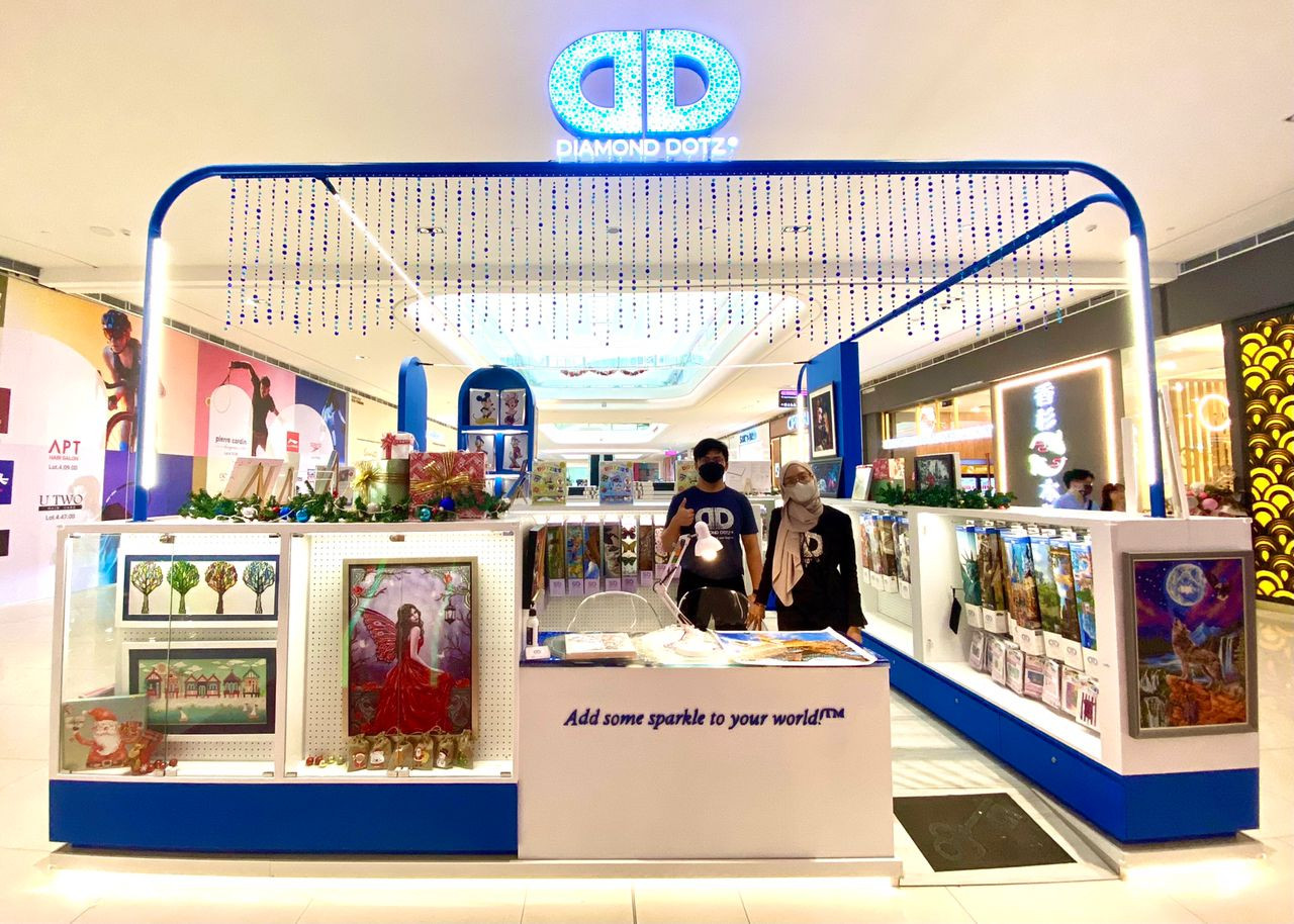 Kedai konsep Diamond Dotz® ini terletak di Pavilion Bukit Jalil. - Gambar ihsan Diamond Dotz®