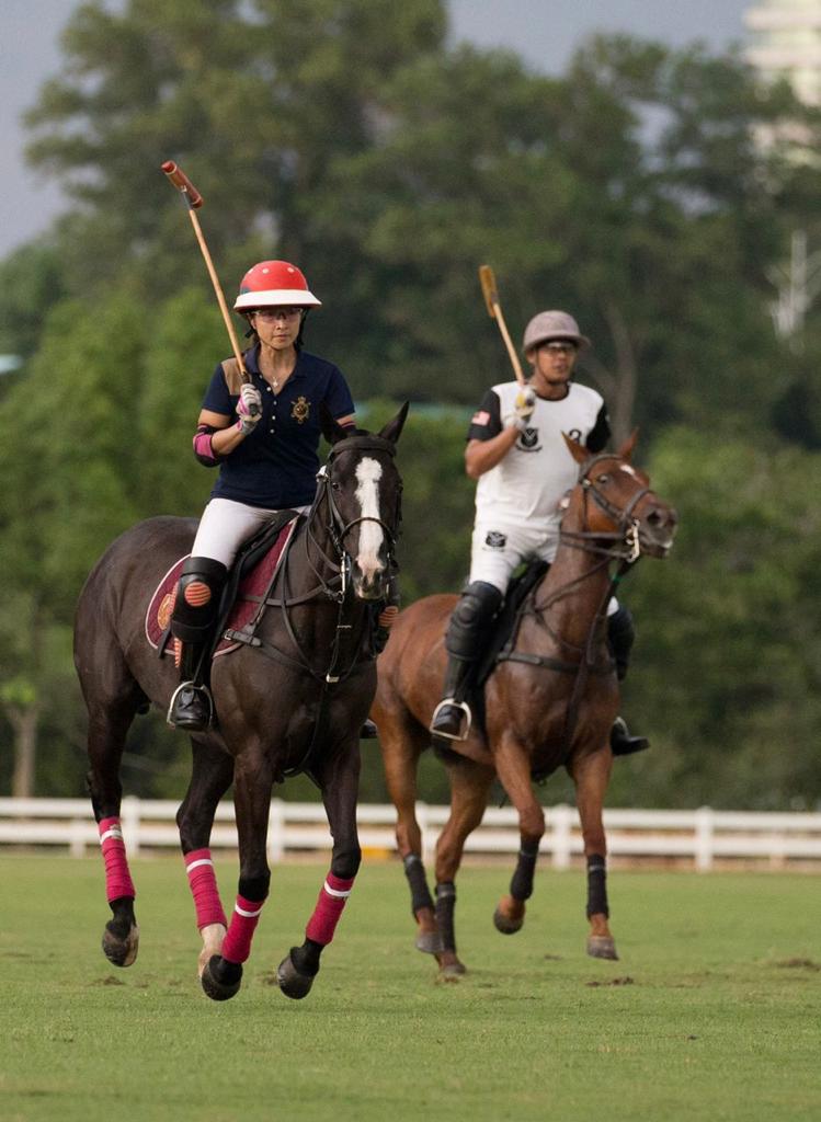 Nik Sarina (kiri) juga meminati sukan Polo.