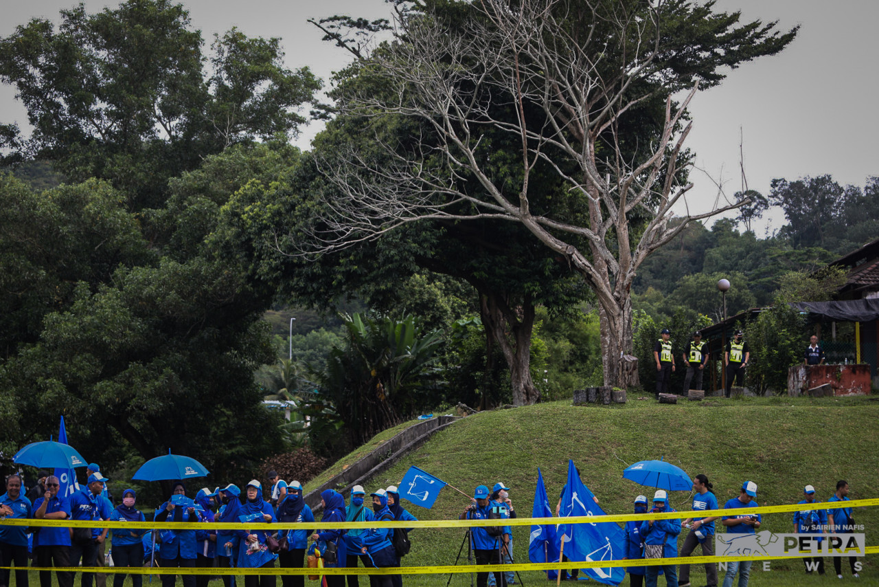 Beberapa anggota polis memantau penyokong calon-calon di Pusat Penamaan Calon bagi Parlimen Gombak. - Gambar oleh Sairien Nafis