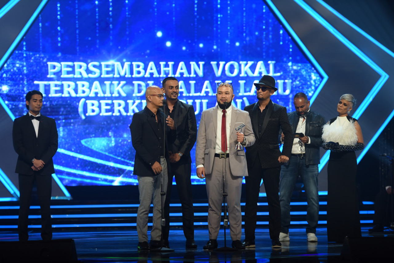 V.E cemerlang selepas memenangi anugerah Persembahan Vokal Terbaik Di Dalam Lagu (Berkumpulan): Tunggu. - Gambar Universal Music Malaysia