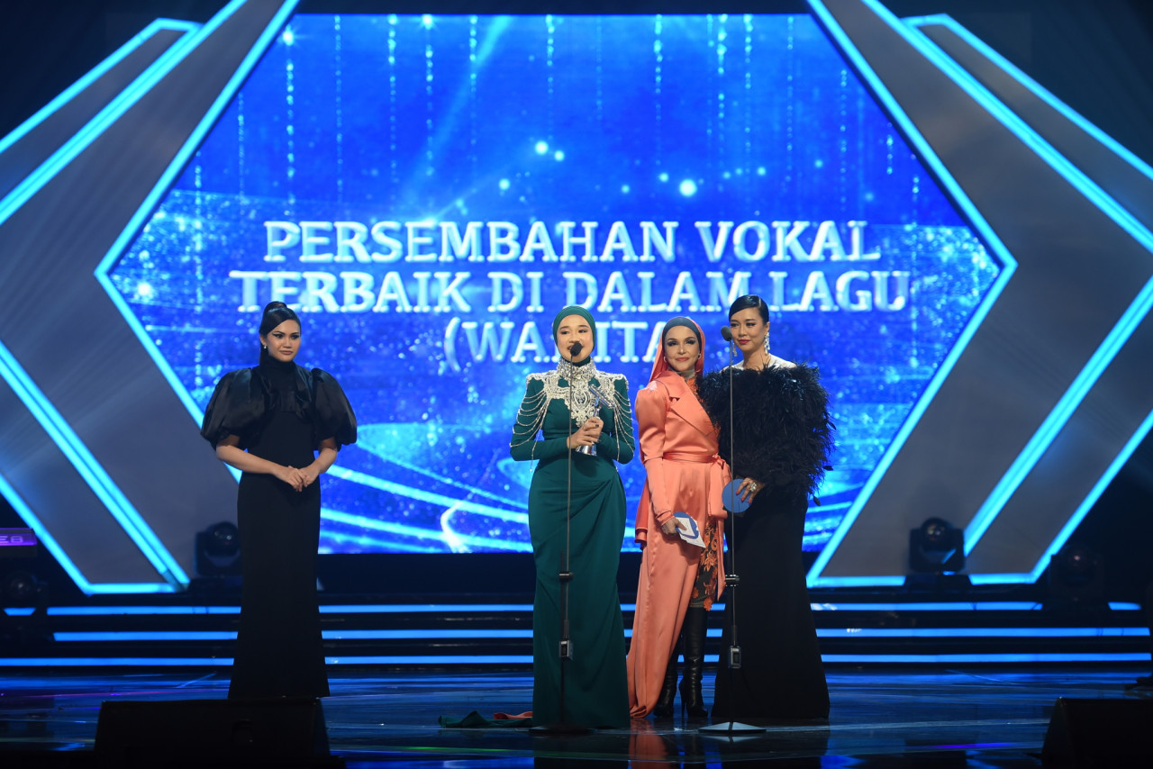 Ernie Zakri merangkul anugerah Persembahan Vokal Terbaik Di Dalam Lagu (Wanita): Sinar Mata Hati. - Gambar Universal Music Malaysia