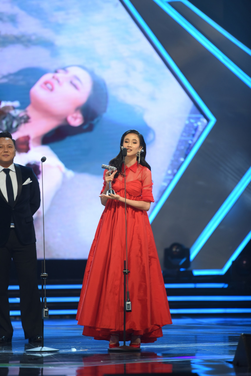 Keisya Levronka menyinar menerusi anugerah Lagu Bahasa Melayu Terbaik Yang Dipersembahkan oleh Artis Luar Negara: Tak Ingin Usai. - Gambar Universal Musical Malaysia