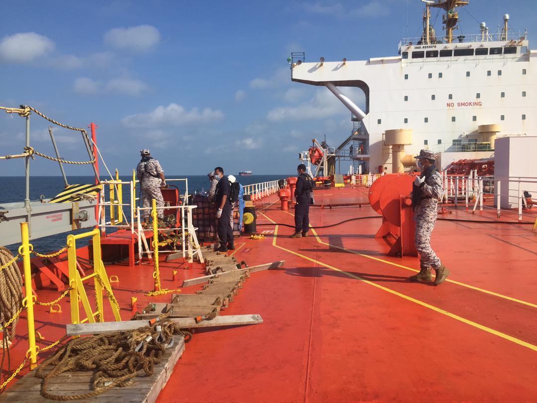 Anggota APMM menjalankan pemeriksaan di atas kapal yang ditahan selepas disyaki berlabuh tanpa kebenaran di perairan Johor. - Gambar oleh APMM Johor