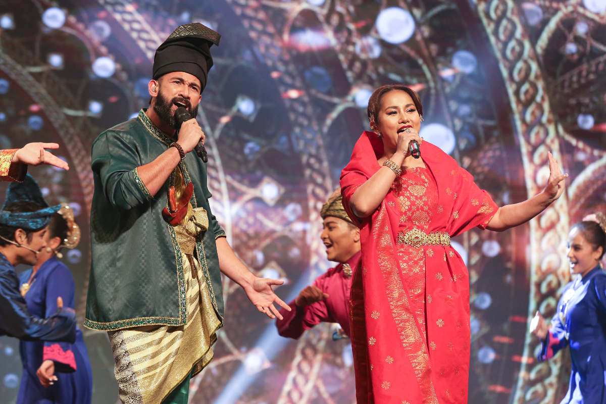 Sharnaaz Ahmad dan Elly Mazlein menjadi hos Muzikal Lawak Superstar musim ke-3.