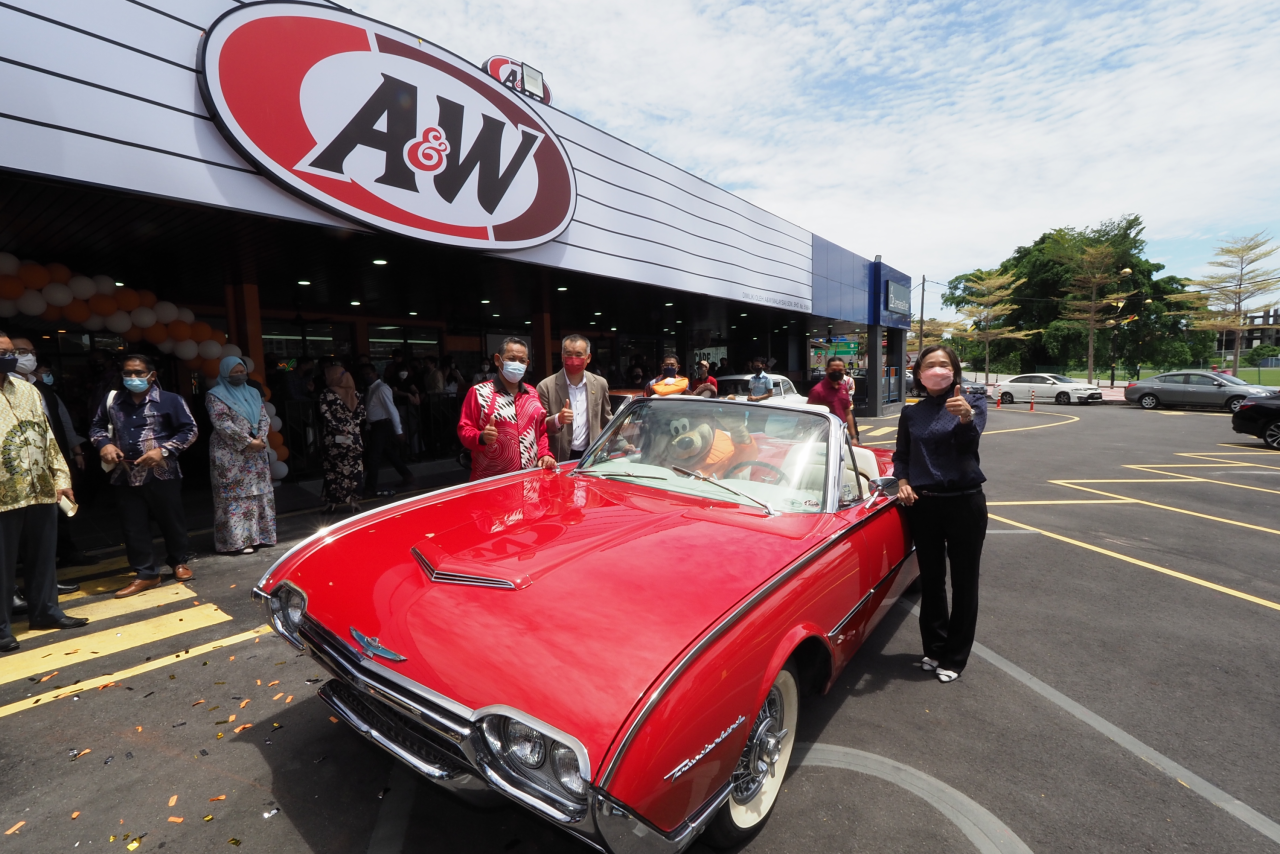 Tetamu kehormat bergambar bersama Rooty the Great Root Bear dalam Ford Thunderbird 1962 Convertible klasik untuk melambangkan suasana retro moden kedai Pandu Lalu A&W Seremban.