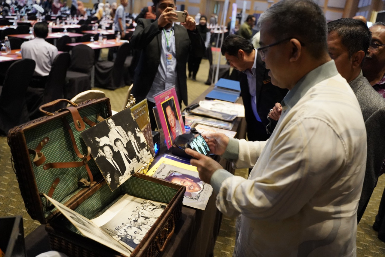 Menteri Perpaduan Negara Datuk Aaron Ago Dagang turut merakamkan gambar seniman negara, Tan Sri P Ramlee yang turut dipamerkan dalam Sambutan Hari Warisan Audiovisual Sedunia 2023. - gambar Kementerian Perpaduan Negara