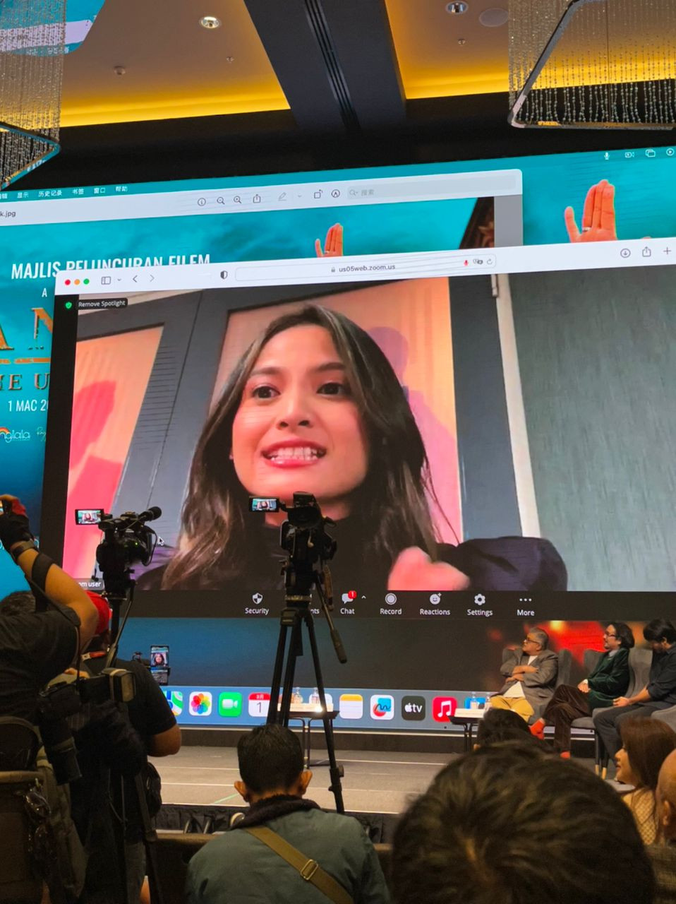 Acha Septriasa di sidang media pelancaran filem Anwar The Untold Story hari ini - Gambar oleh Wafa Awla