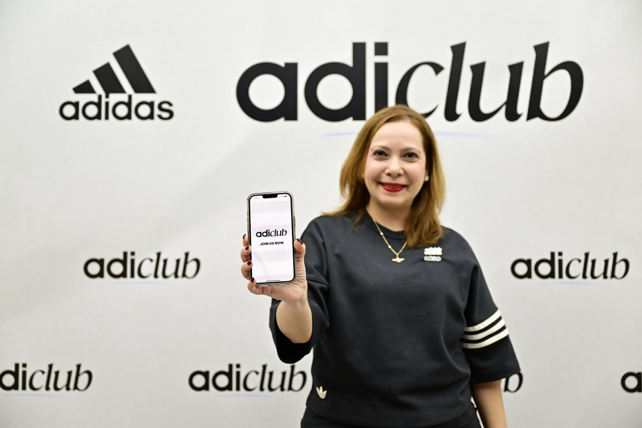Pengurus Negara adidas Malaysia, Sharmin Photographer, mempamerkan logo aplikasi adiClub. - Gambar ihsan adidas Malaysia