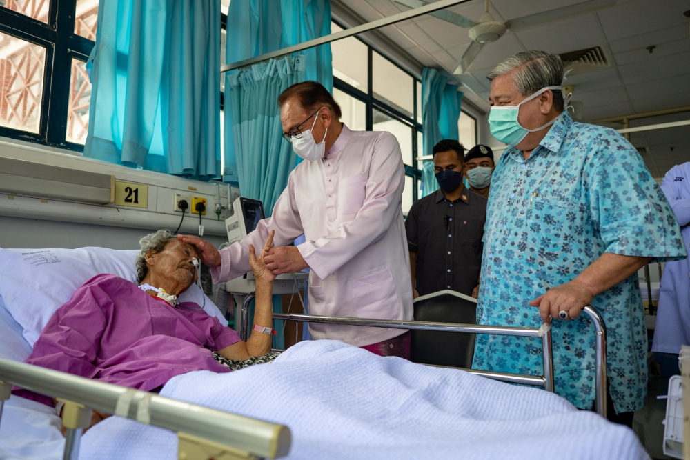 Anwar turut meluangkan masa melawat Adzis yang dirawat di Hospital Canselor Tuanku Muhriz, Universiti Kebangsaan Malaysia (UKM).
