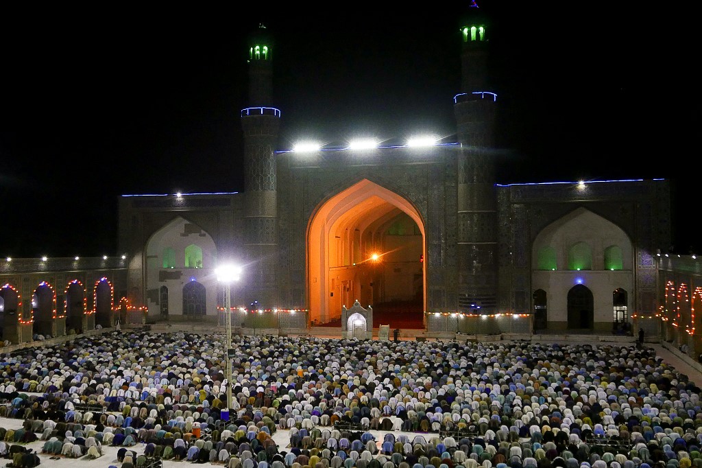 Umat Islam di Herat, Afghanistan menunaikan solat tarawih. - Gambar AFP