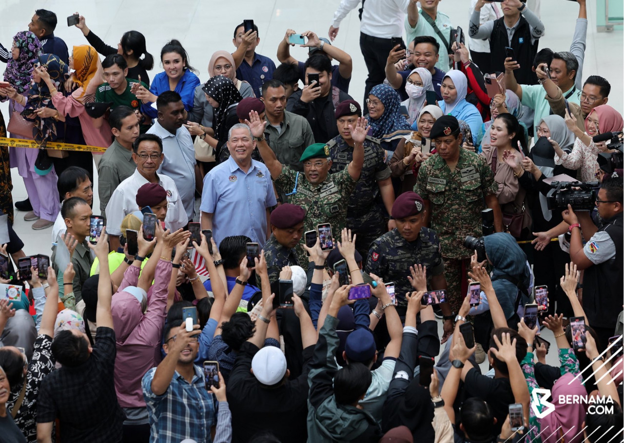 Yang di-Pertuan Agong Al-Sultan Abdullah Ri’ayatuddin Al-Mustafa Billah Shah sentiasa disambut meriah rakyat di Sabah dan Sarawak sepanjang kembara berkenaan. - gambar BERNAMA