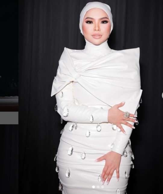 Aina Abdul - Gambar dari Instagram @ainaabdul