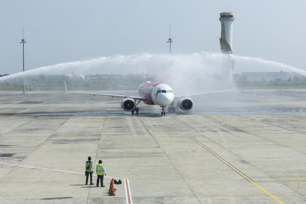 Penerbangan sulung AirAsia Malaysia Ak418 dari Kuala Lumpur disiram air sebagai simbolik ketibaan di Lapangan Terbang Antarabangsa Kertajati pada 17 Mei lalu.  - Gambar AirAsia