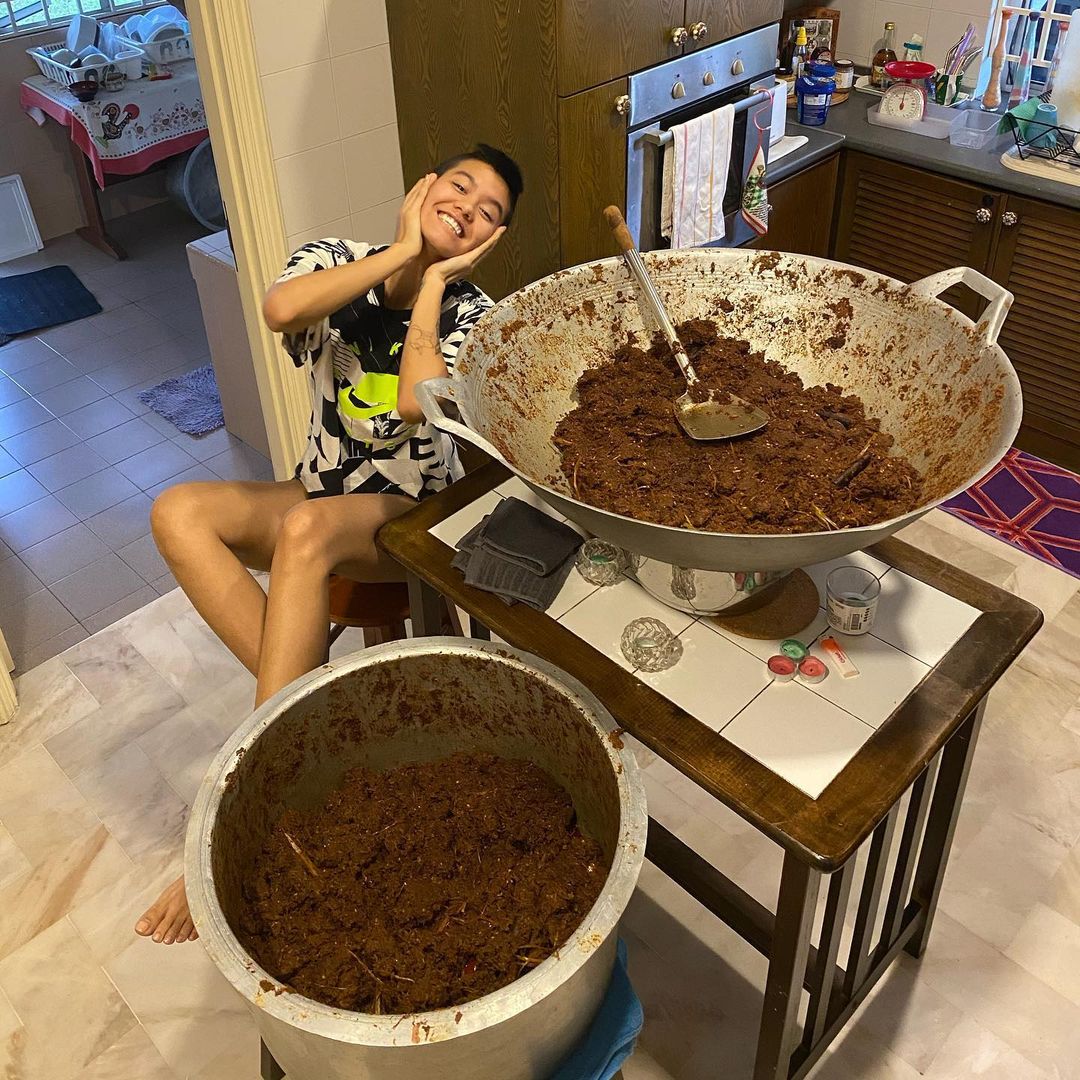 Puas hati! Alicia Amin bersama Rendang Tok yang dimasaknya - Gambar Instagram Alicia Amin