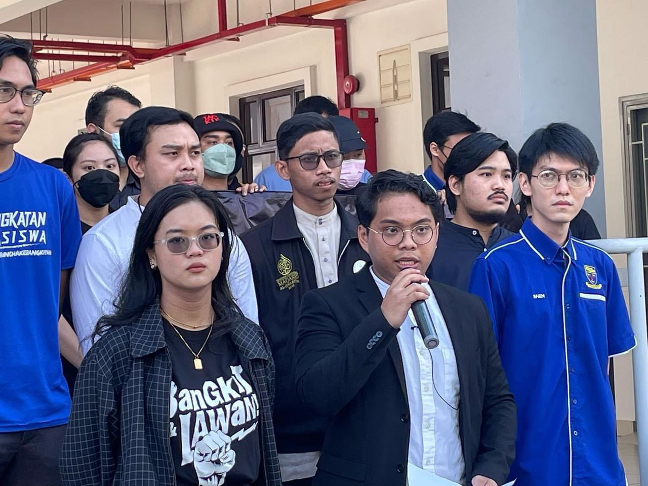 Aliff Naif Mohd Fizam (tengah) mewakili Kumpulan 20 gerakan mahasiswa. 