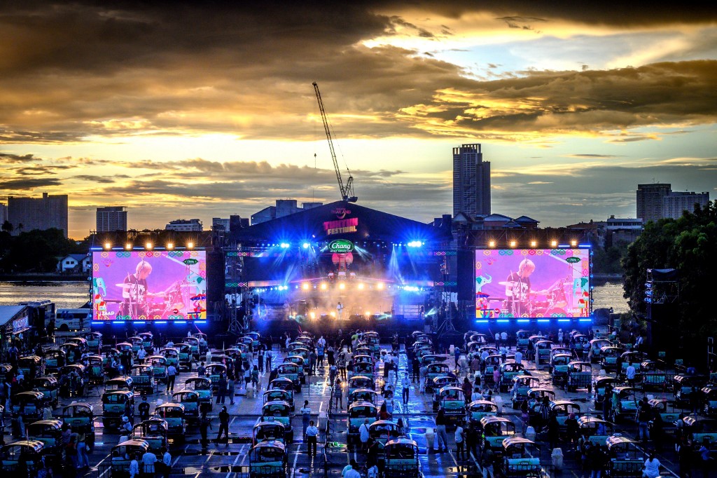 Menikmati konsert dari dalam tuk tuk di Amazing Tuk Tuk Festival di Bangkok, Thailand Ogos lalu. Gambar: Credit Mladen Antonov / AFP