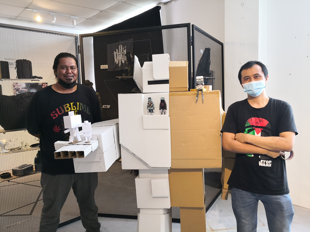 Shahrizad (kiri) bersama Hadz Toyz bergambar dengan rekaan yang diperbuat daripada kotak