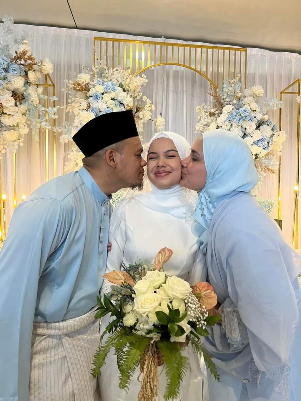 Amna dikucup kedua-dua ibu bapanya - gambar Wardina Saffiyyah