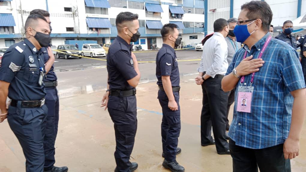 Ang Boon Heng meninjau proses pengundian awal di IPK Johor.